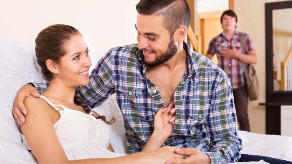 4 סימנים שבן הזוג בוגד