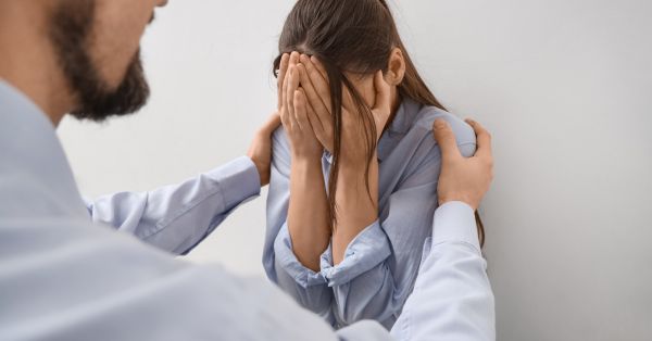 מה נחשב הטרדה מינית בעבודה – ואיך מגיבים חכם כבר מהרגע הראשון